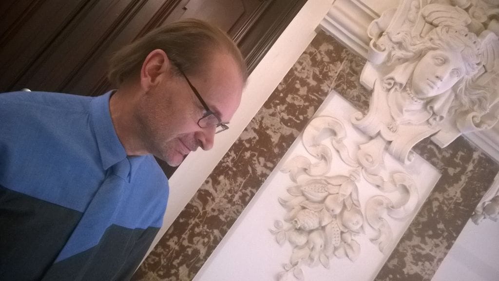 Perheyritys Enston sähkölaitteilla ansaittu kokemus on mahdollistanut Timo Miettiselle kiinteistöbisneksen, johon hän yhdistää intohimoisen taideharrastuksen. Hän ostaa taidetta, mutta ei tehdäkseen sillä bisnestä.