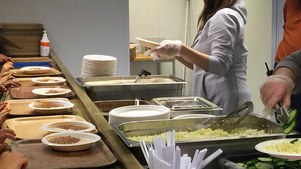 Hiukkavaaran hätämajoitusyksikkö ruokala turvapaikanhakijat ruoka protesti