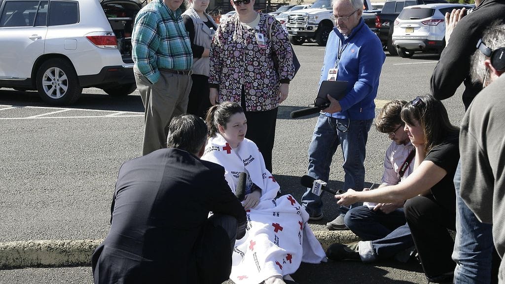 Koulussa opiskeleva Hannah Miles kertoo toimittajille tapahtumista.