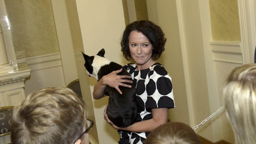 Jenni Haukio presidentinlinnassa Lennu-koira sylissään 19. syyskuuta 2015.