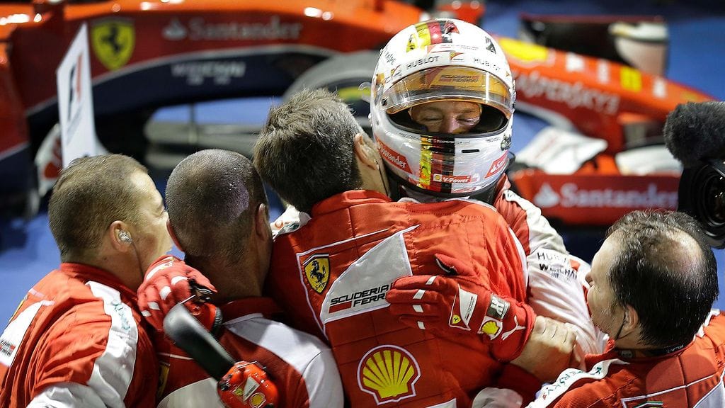 Ferrari juhli Singaporessa Sebastian Vettelin voittoa.