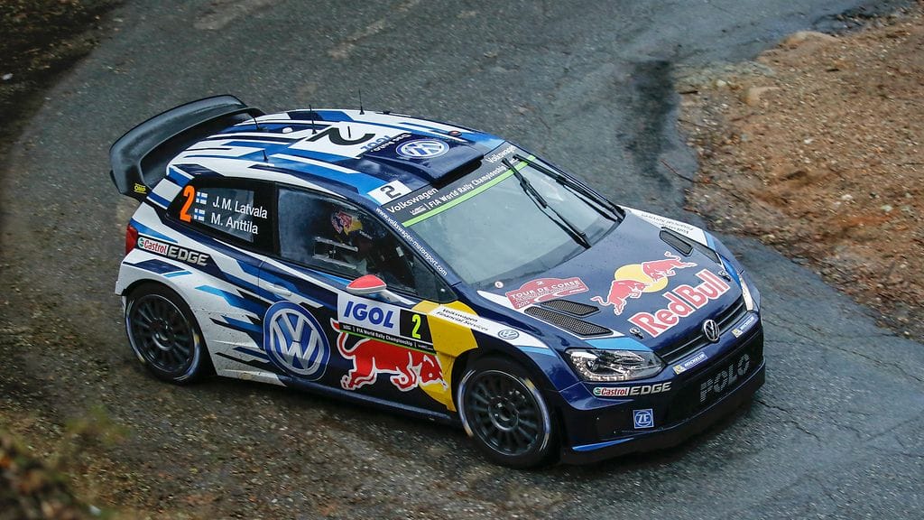 Jari-Matti Latvala on vain 1,7 sekunnin päässä kilpailua johtavasta Elfyn Evansista.