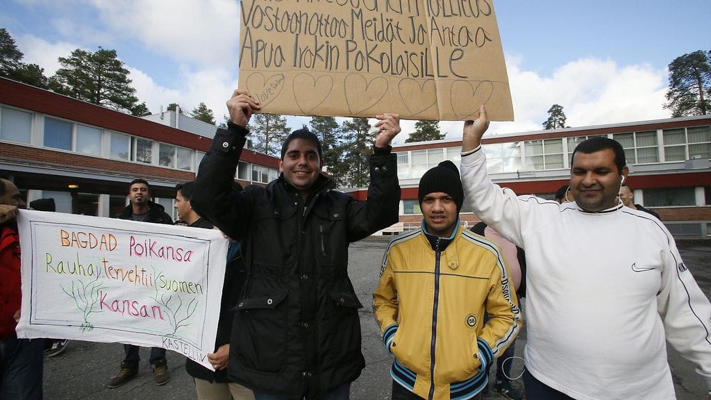 Kiitämme, että Suomen hallitus vastaanottaa meidät ja antaa apua Irakin pakolaisille, luki Oulun turvapaikanhakijoiden kyltissä.