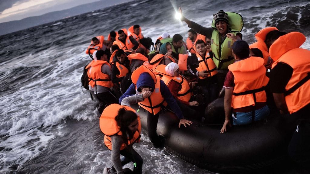 Egeanmeren ylittäneitä pakolaisia Lesboksen saarella.