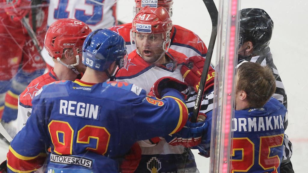 Aleksandr Radulov rähisee Peter Reginille ja Pekka Jormakalle.