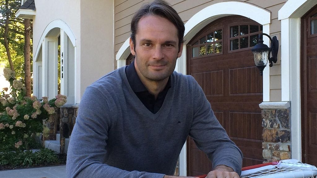 Niklas Bäckström kotipihassaan viime syksynä.