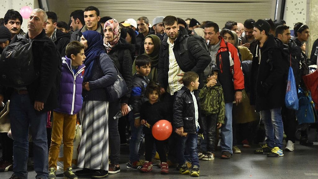 Turvapaikanhakijat jonottivat Schönefeldin lentokentän juna-asemalla syyskuun lopussa viime vuonna.