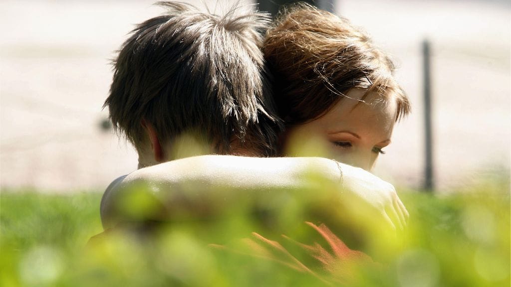 Pojille on tietyssä iässä tärkeää saada kokemuksia, ja esittää kovempaa kuin onkaan. Kuvituskuva.