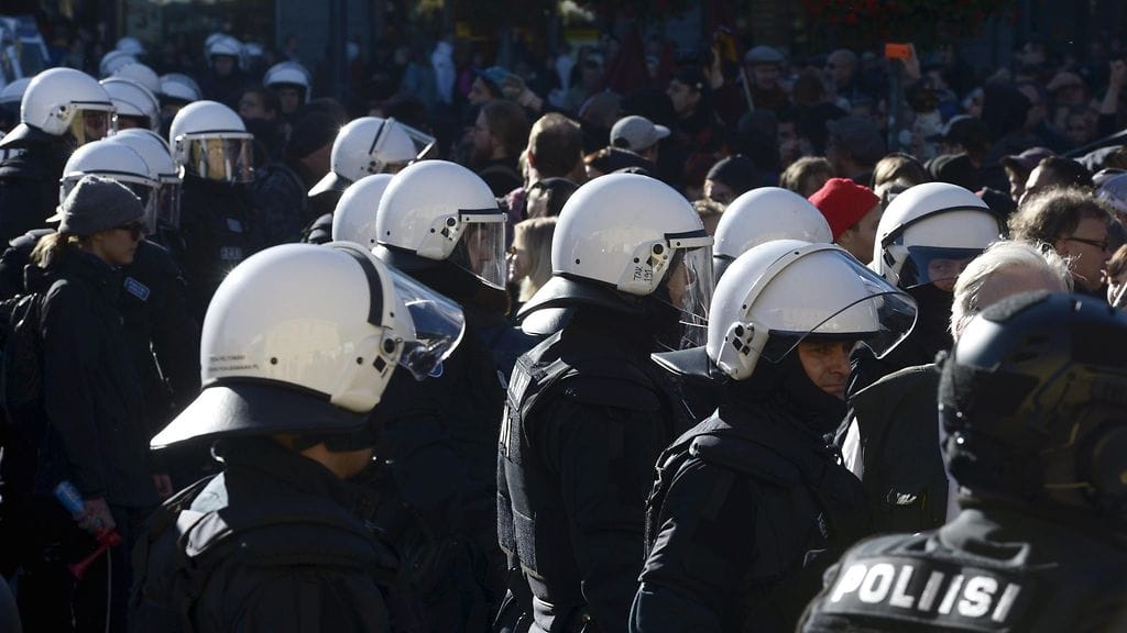 Poliisi eristää Loppu rasismille Helsingissä ja Rajat kiinni -mielenosoitukset toisistaan Narinkkatorilla Helsingissä 3. lokakuuta 2015.