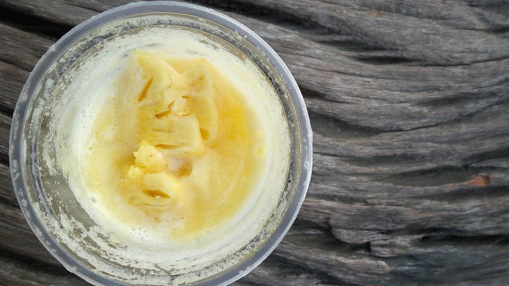 Ananaksesta valmistettu smoothie voi auttaa pääsemään eroon turvotuksesta.