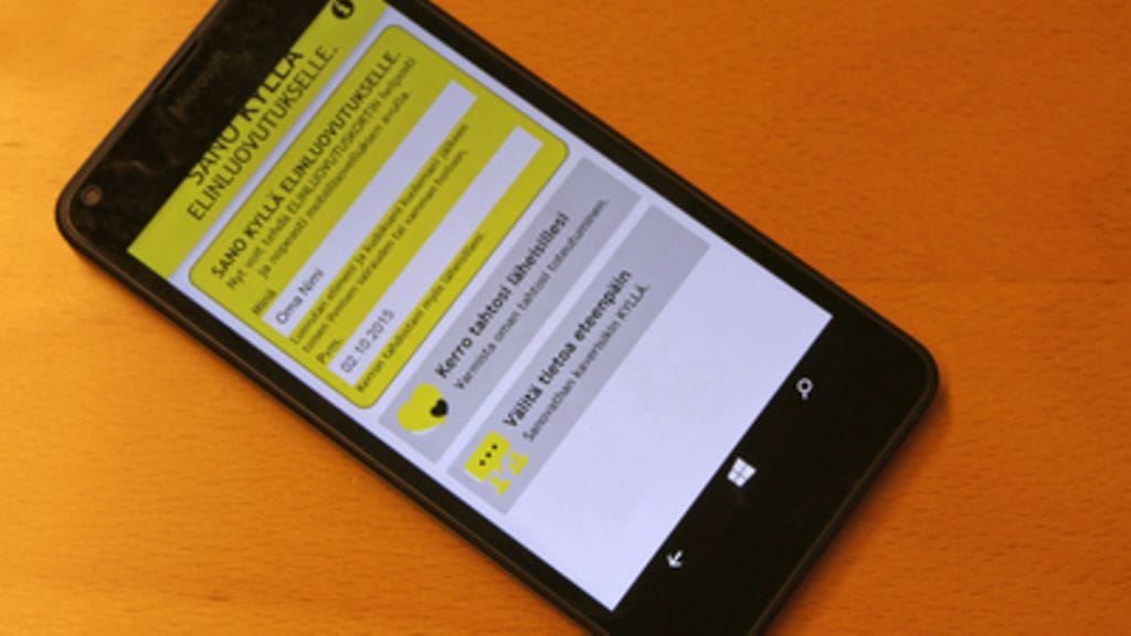 Elinluovutuskorttia voi kantaa lompakon sijaan kännykässä.