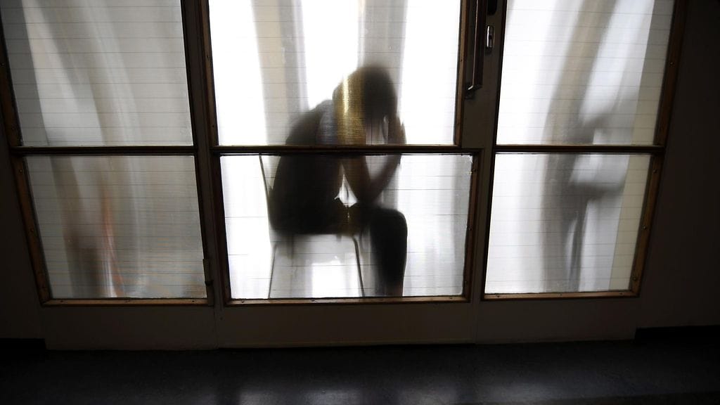 "Sitten kun osa alkoi uskoa minua ja lapsiamme, meille tehtiin selväksi, ettei näistä asioista saa puhua muille kuin viranomaisille". Kuvituskuva.