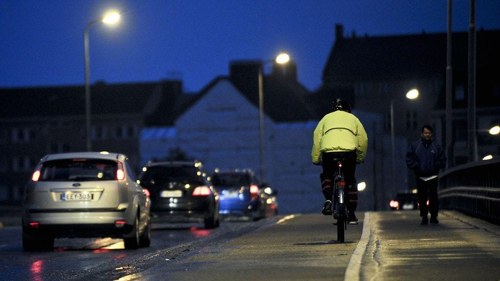 Pyöräilijöiden tulisi tarkistaa oman pyöränsä heijastimien puhtaus ja kunto, sekä puhdistaa ja uusia ne tarvittaessa.