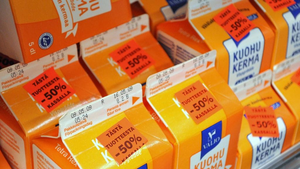 Oranssein alennustarroin merkityt tuotteet ovat tuttu näky suomalaisissa ruokakaupoissa.