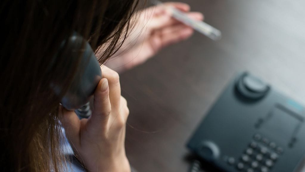 MLL:n Tatjana Pajamäen mukaan joskus Lasten ja nuorten auttavassa puhelimessa keskustellaan myös vahingossa raskaaksi tulleiden tyttöjen kanssa. Kuvituskuva.