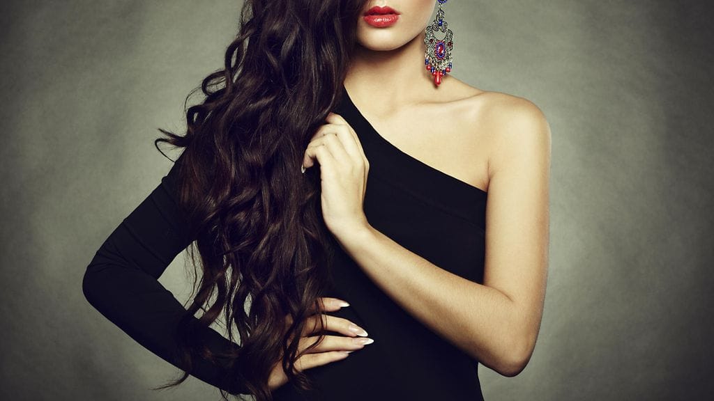 Pikkumusta sopii sekä arkeen että juhlaan, joten voit laittaa sellaisen huoletta töihin.