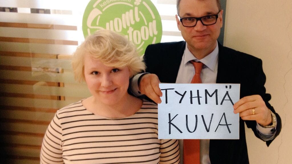 "Tyhmä kuva" - kampanja somen vaaroista leviää netissä. Tarkoitus on kertoa koululaisille netin vaaroista ja siitä, miten "tyhmä kuva" alkaa elää omaa elämäänsä. Kuvia myös manipuloidaan ja muokataan, kuten tässä kuva on FB:ssä liitetty pääministeri Juha Sipilän käteen. Kuva: Timo Albert Hintsa.