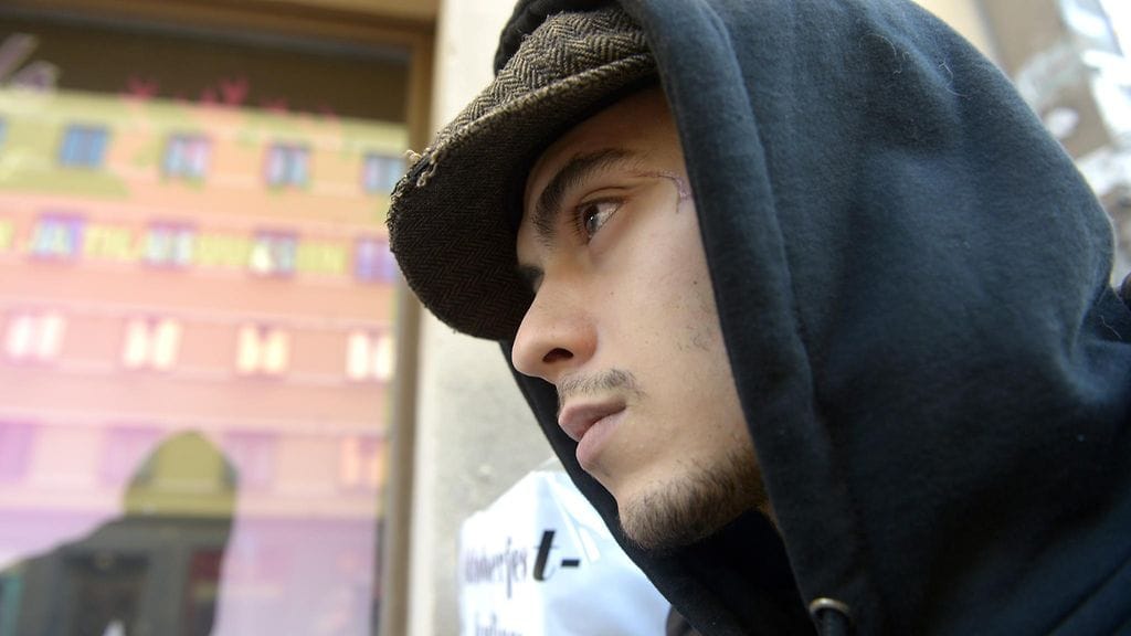 Näyttelijä, muusikko Mikael Gabriel kuvattuna Antti J. Jokisen Pahan Kukat -elokuvan kuvauspaikkana toimivan erotiikkaliikkeen edustalla Helsingissä 7. lokakuuta 2015.