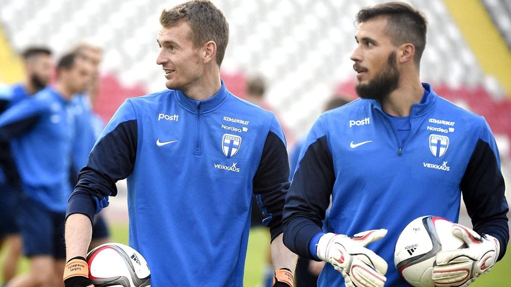 Maalivahdit Lukas Hradecky ja Niki Mäenpää Huuhkajien harjoituksissa Bukarestissa.