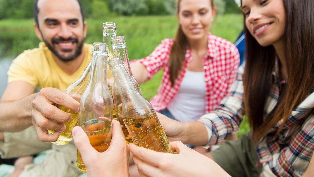 Kaveriporukka telttailee ja juo olutta (1)