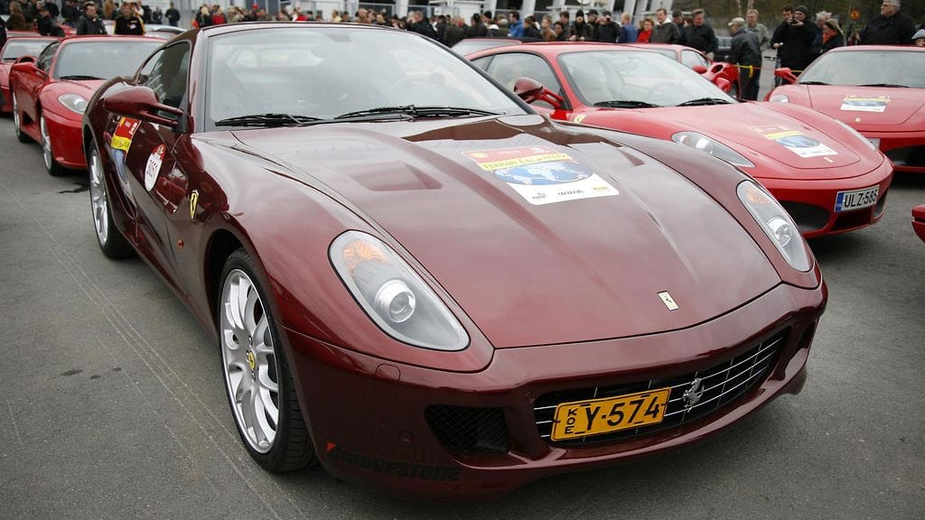 Teemu Selänteen Ferrari GTB 599 Fiorano Ferrarin 60-vuotismerkkipäivän paraatissa Mäntymäen kentällä keväällä 2007.