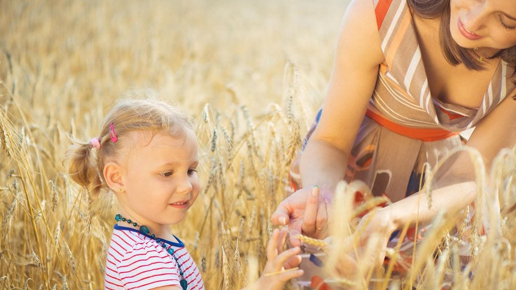 Lapsellakin on synnynnäinen tarve luoda vahvoja tunnesiteitä muutamiin harvalukuisiin läheisiin.