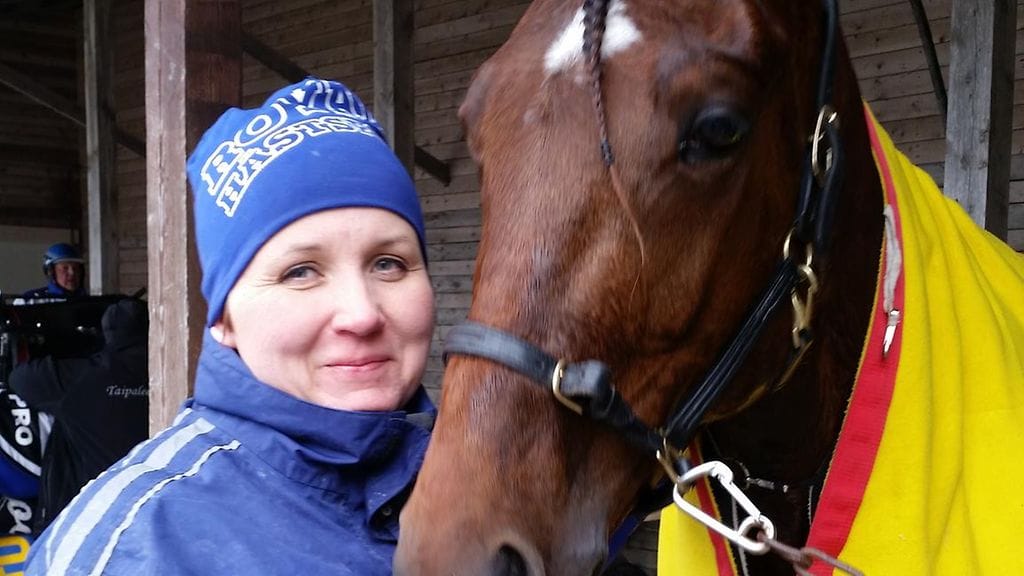 Maarit Ollikainen on jälleen lähellä menestystä Oulun Toto4-kierroksen päätöskohteen valmennettaviensa kanssa.