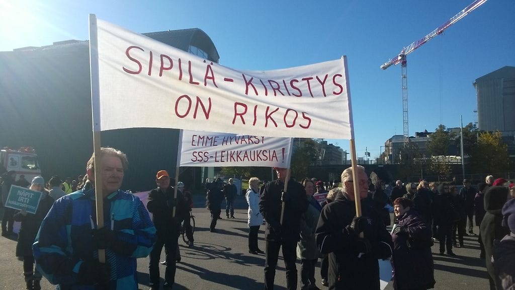 Eläkeläiset osoittavat mieltään hallituksen esittämiä uudistuksia vastaan Helsingin Kansalaistorilla.