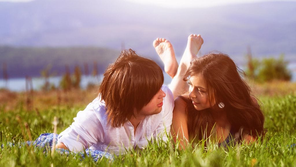 Rakastunut pari nurmella