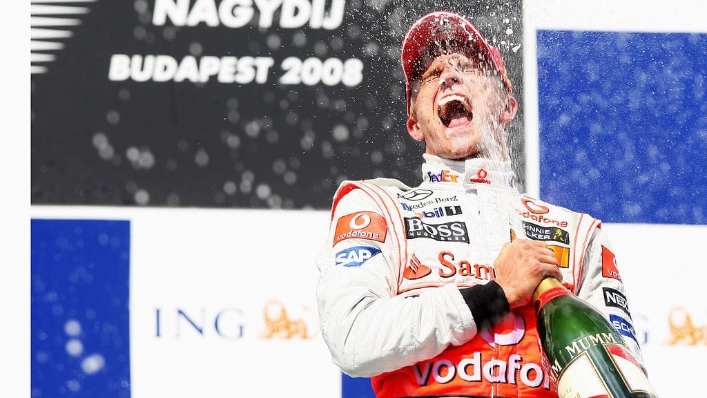 Heikki Kovalainen juhli F1-uransa ainoaa voittoa Unkarissa vuonna 2008.