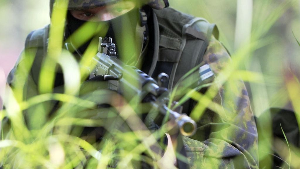 Kaartin jääkärirykmentin varusmies kaupunkisotaharjoituksessa tiistaina 11. elokuuta 2015.