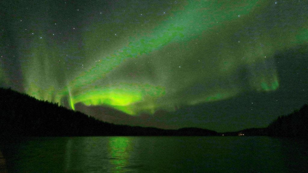 Myös tulevalle yölle odotetaan huimia revontulia. Kuvassa Matti Kontkasen otos Kontionlahden taivaalta syksyltä.