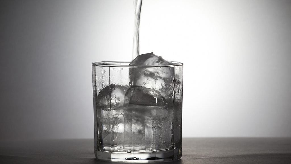 Siihen on perusteltu syy, miksi drinkkilasit täytetään jäillä.