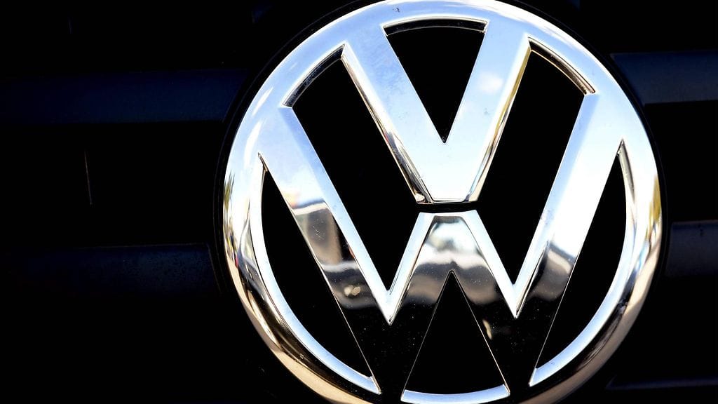 Volkswagen hoitaa skandaaliaan palauttamalla päästömuuntelulaitteita sisältäville autoille myönnettyjä palkintoja.