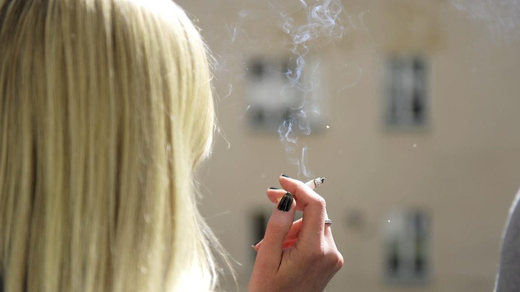 Vuoden kuluttua tupakoinnin lopettamisesta sydänsairauksien riski on pudonnut puoleen.