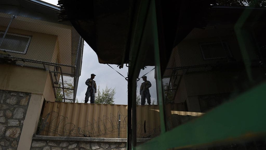 Poliiseja vartiossa Kabulissa syyskuussa tehdyn pommi-iskun jälkeen.