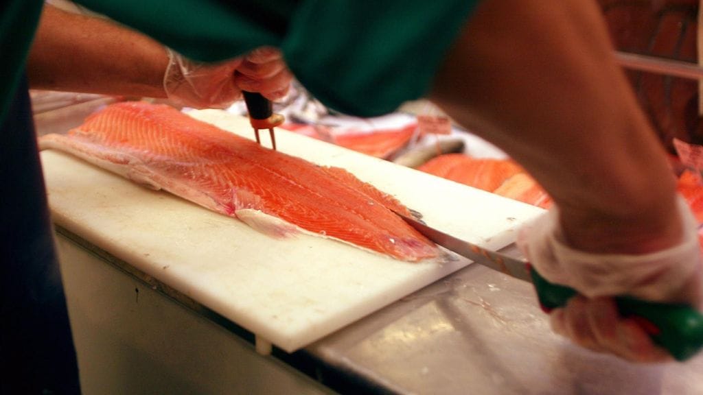 Kalatiskiltä voit pyytää myyjää tekemään lohelle mieleisesi leikkuun.
