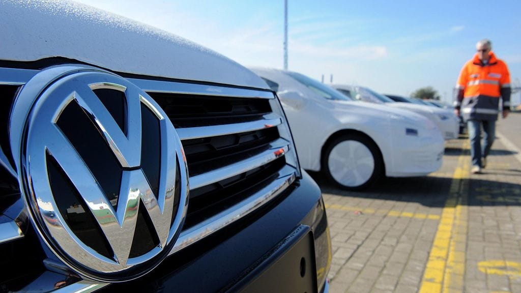 Euroopan suurin autovalmistaja on myöntänyt huijanneensa dieselpäästötesteissä Yhdysvalloissa. Saksan liikenneministerin mukaan päästöarvoja on manipuloitu myös Euroopassa, jonne Volkswagen myy 40 prosenttia valmistamistaan autoista.