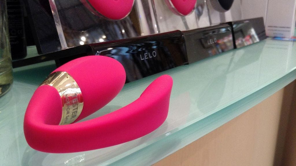 Eroottinen pariskuntalelu, joka toimii kaukosäätimellä.