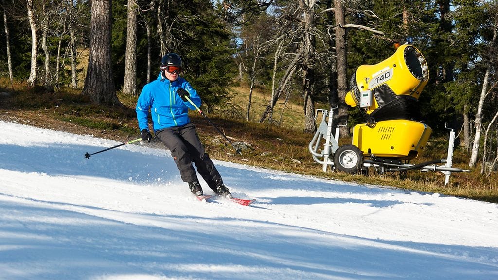 Rukalla laskettelukausi alkoi tänään, kun ensimmäiset laskettelijat astuivat lumetetulle Saaruan rinteelle.
