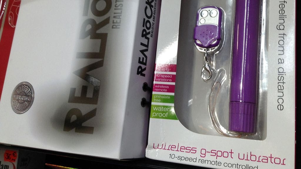 Langaton vibraattori erotiikkaliikkeessä.