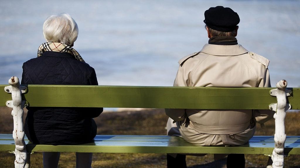 Muistisairaus voi edetessään pakottaa omaisen luopumaan siitä ihmisestä, joka läheinen joskus oli. Kuvituskuva.