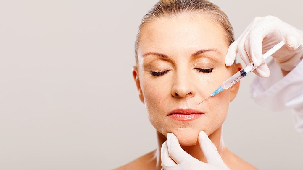 Kuvituskuva. Muun muassa Kim Kardashianin ja huippumalli Bar Refaelin nimet on yhdistetty vampyyrin kasvohoitoon.