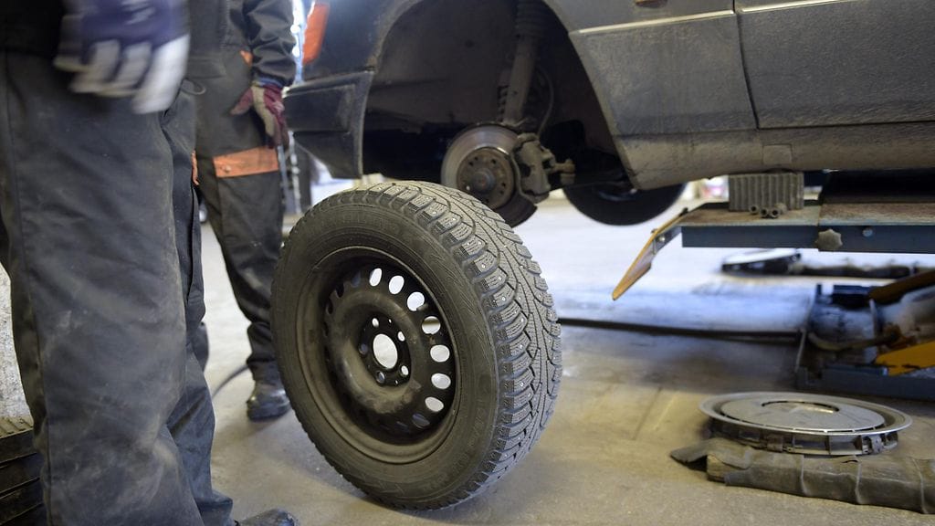 Autoa nostettaessa on oltava tarkkana, sillä yhä useammassa autossa ei ole enää renkaanvaihtoon tarvittavaa välineistöä.