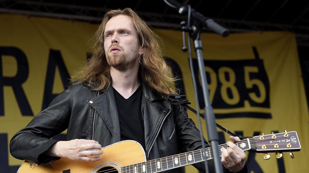 Anssi Kela esiintyi monikulttuurisuutta puolustavassa mielenilmauksessa Helsingissä 28. heinäkuuta 2015.