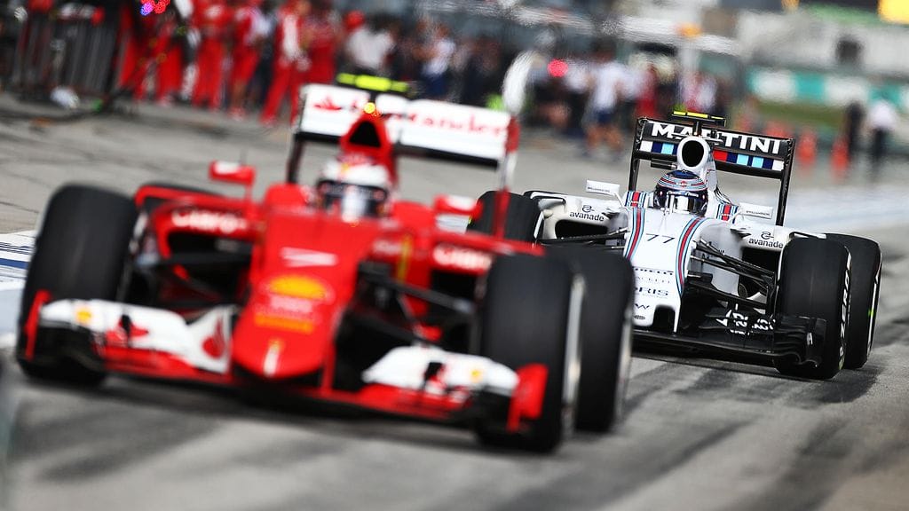 Kimi Räikkönen ja Valtteri Bottas vauhdissa viime kaudella.