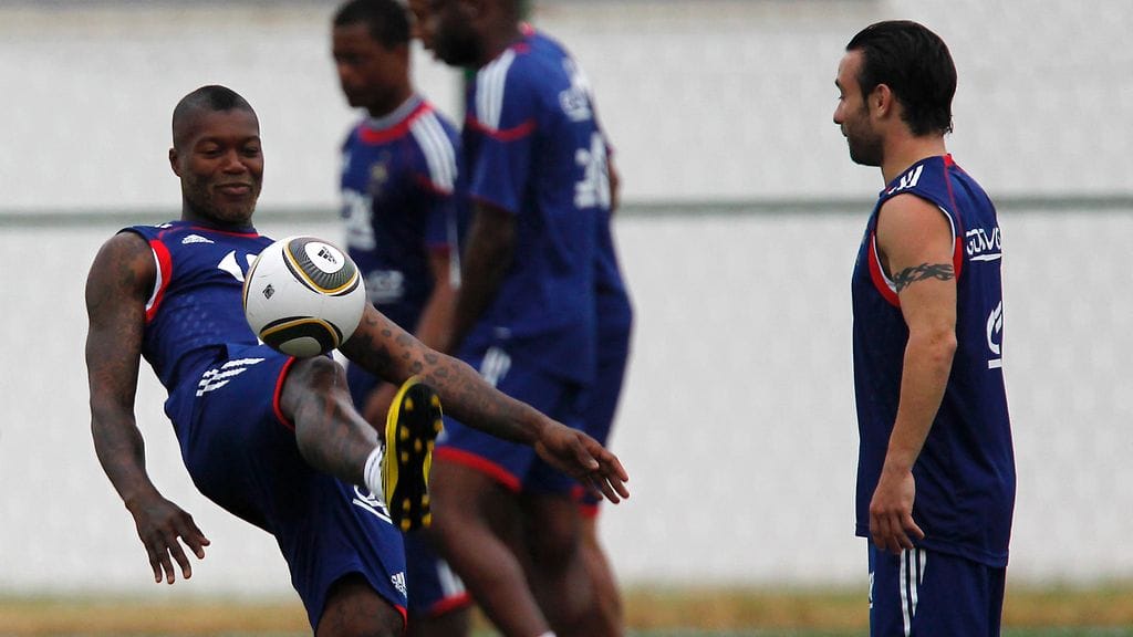 Djibril Cisse (vas.) ja Mathieu Valbuena maajoukkuetehtävissä toukokuussa 2010.