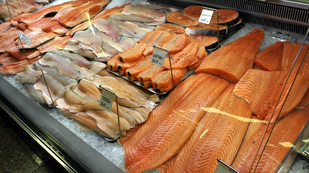 Kalatiskiltä kannattaa kysyä kalan alkuperästä.