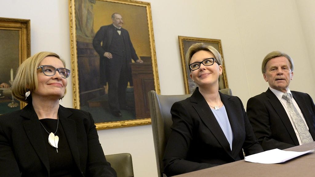 Perussuomalaisten Maria Lohela (keskellä) valittiin eduskunnan puhemiehksi eduskunnassa Helsingissä perjantaina 29. toukokuuta 2015. Ensimmäiseksi varapuhemieheksi valittiin keskustan pitkäaikainen kansanedustaja Mauri Pekkarinen, toiseksi varapuhemieheksi tuli kokoomuksen Paula Risikko (vas)