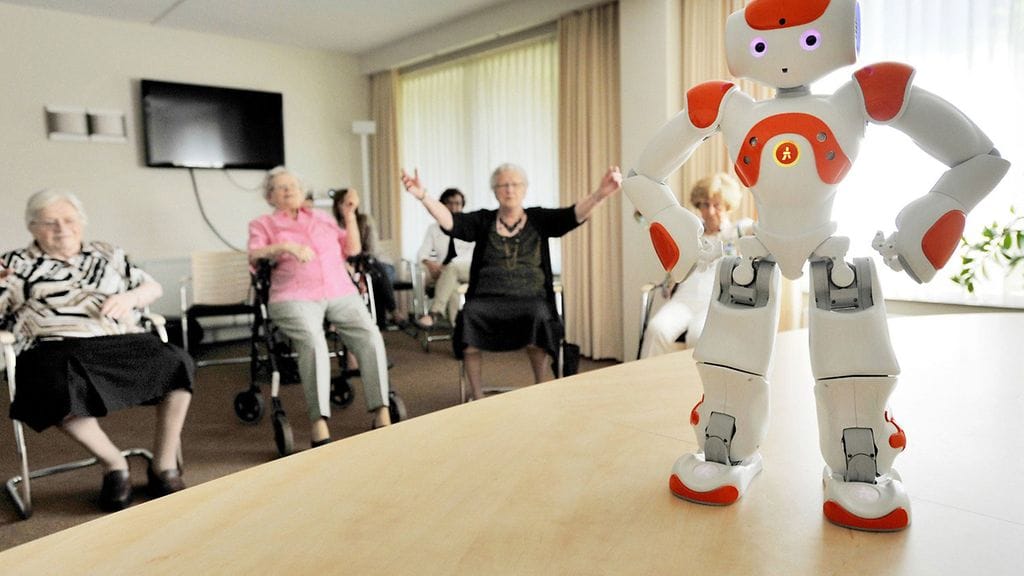 Lady Lydia -robottia testataan hoivakodeissa asukkaiden viihdyttämisessä ja aktivoimisessa.